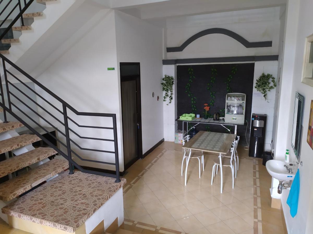 Ndalem Gorongan Guesthouse Maguwo Bagian luar foto